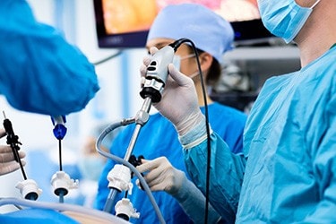 Chirurgen mit medizinischen Geräten in einem OP